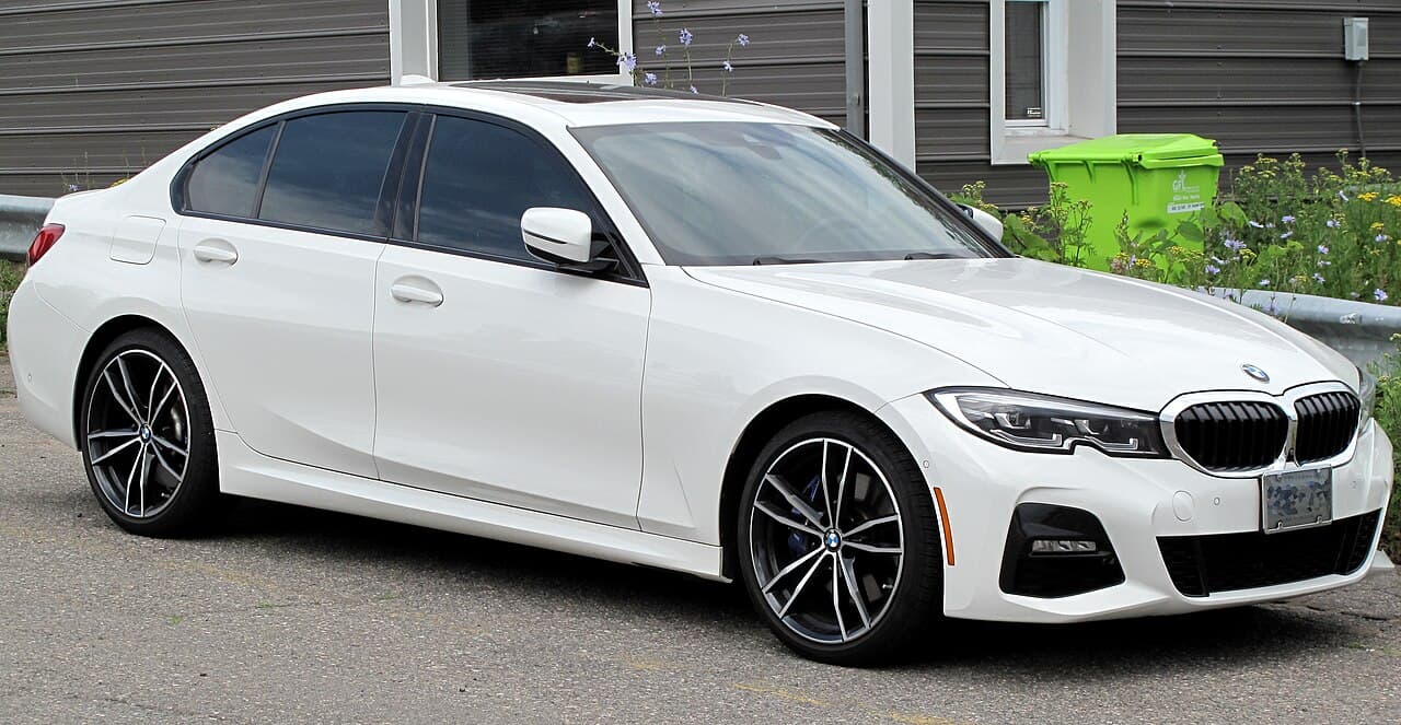 ภาพอ้างอิง BMW 330i xDrive ตัวถัง Sedan ไม่ใช่รถประกาศขายจริง