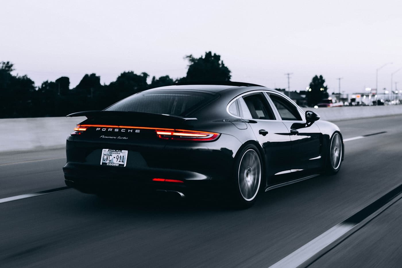 ภาพบรรยากาศ Porsche บนถนน ใช้ประกอบงานออกแบบ ไม่ใช่รถที่ประกาศขาย